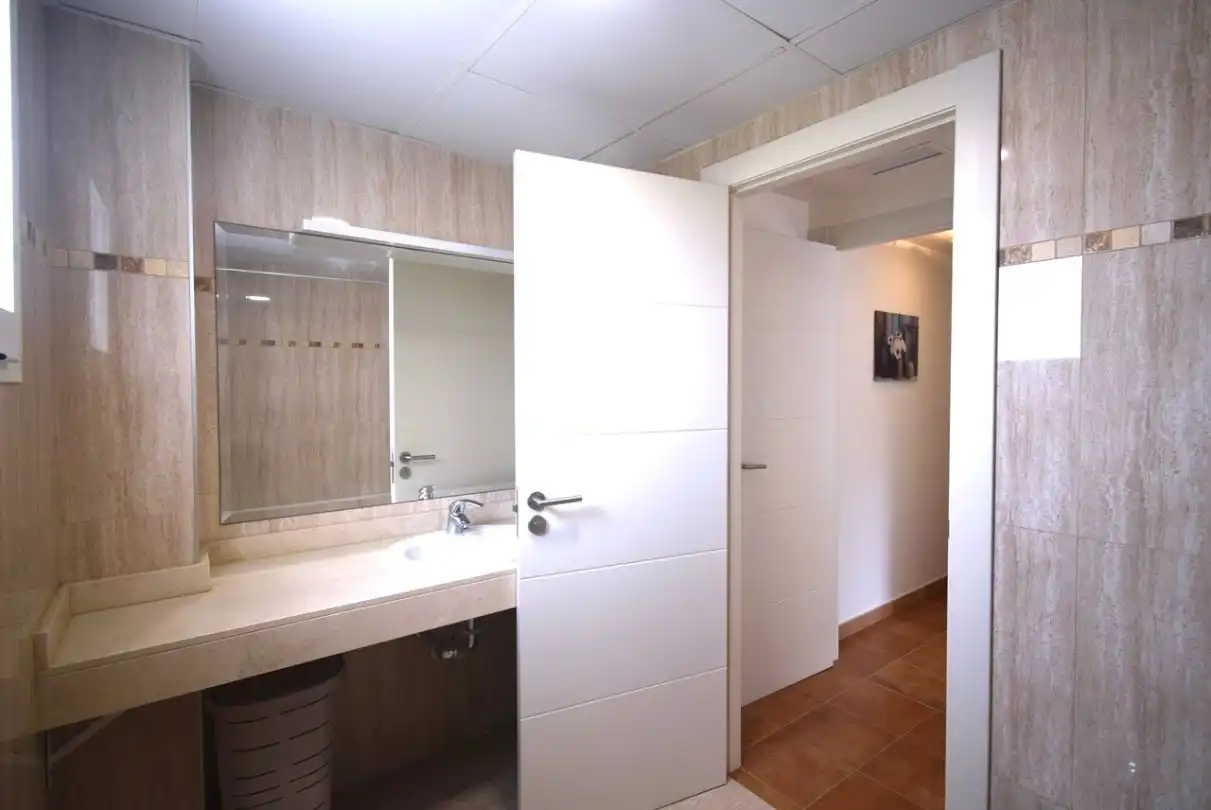 Bany de Apartament de lloguer en La Alcaidesa amb Aire condicionat, Calefacció i Jardí privat