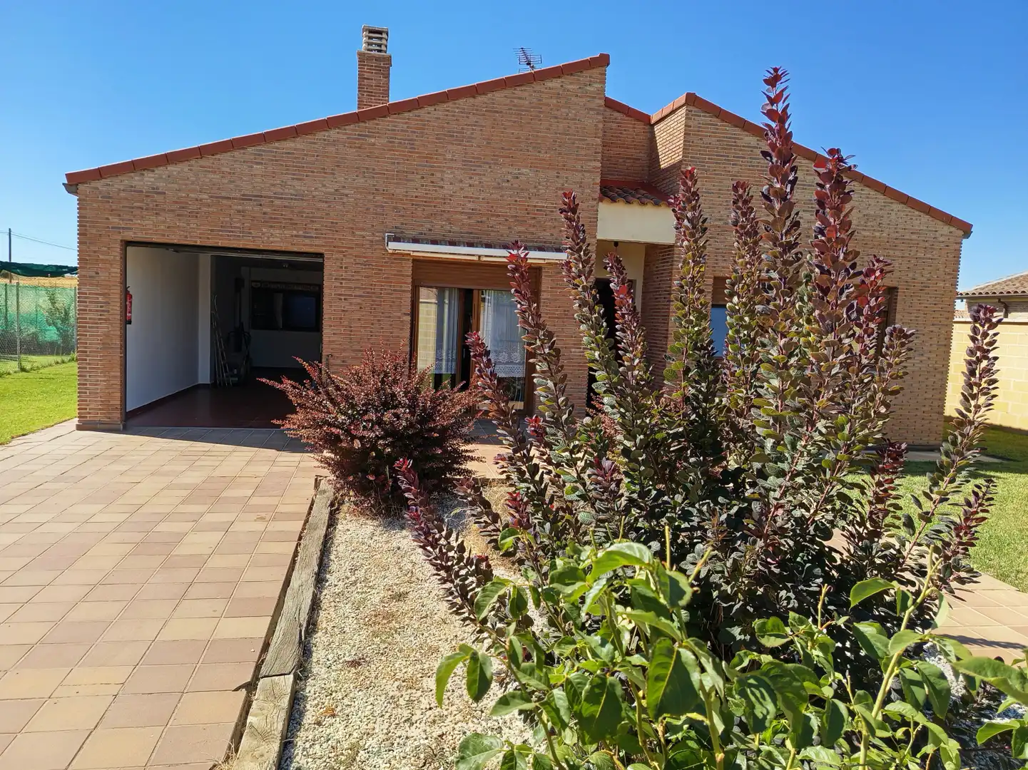 Vista exterior de Casa o xalet en venda en Grijota amb Calefacció i Jardí privat