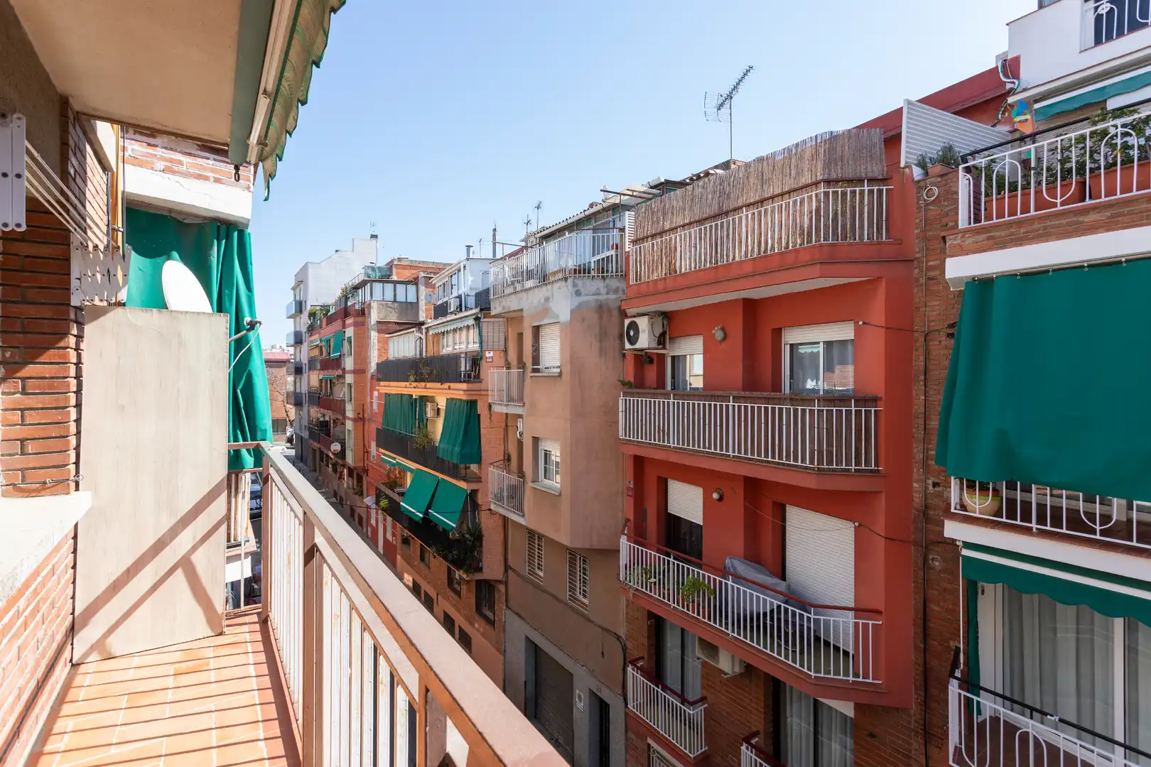 Vista exterior de Piso en venta en Barcelona con Balcón