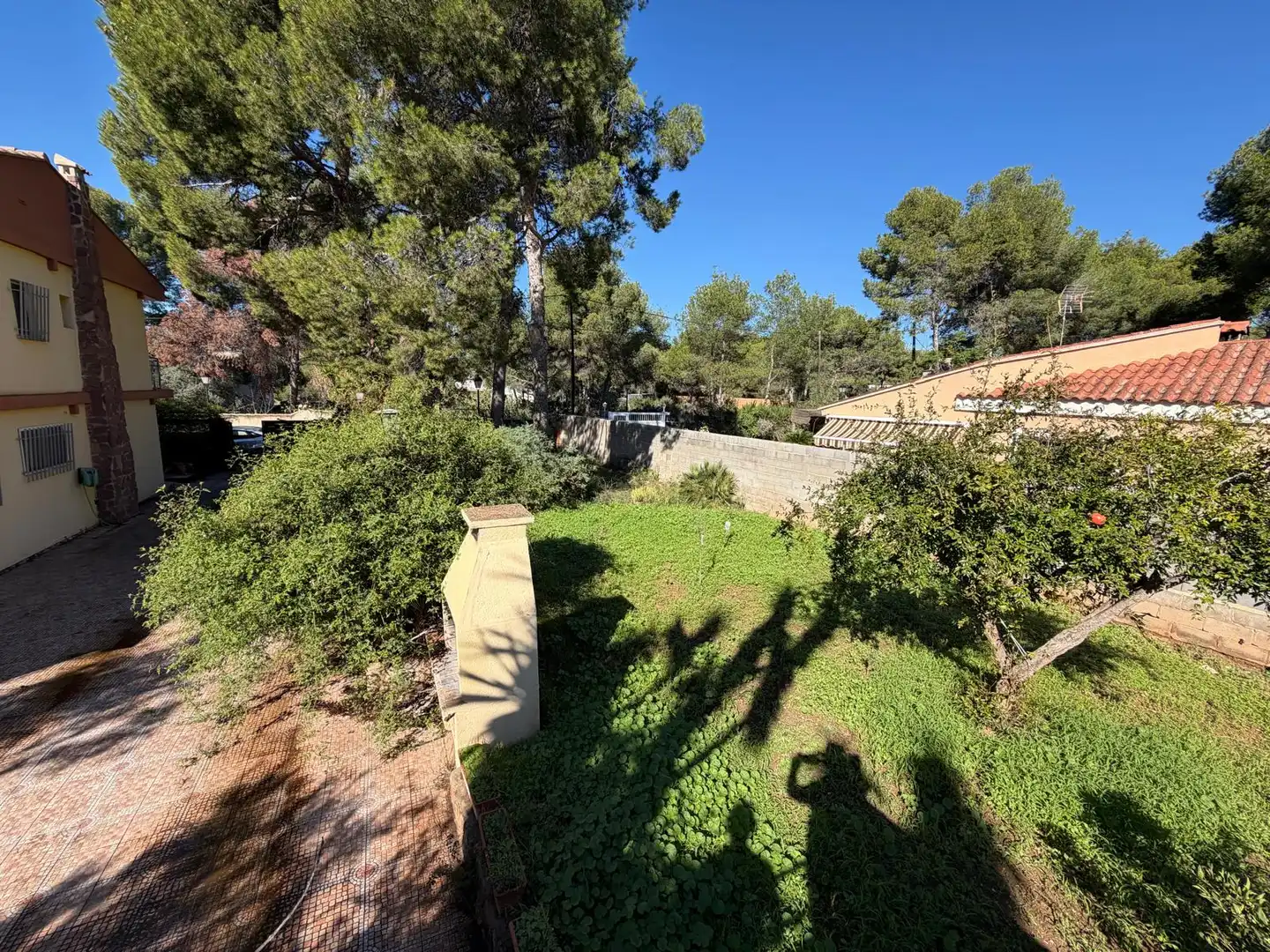 Außenansicht von Einfamilien-Reihenhaus zum Verkauf in Olocau mit Privatgarten, Terrasse und Schwimmbad