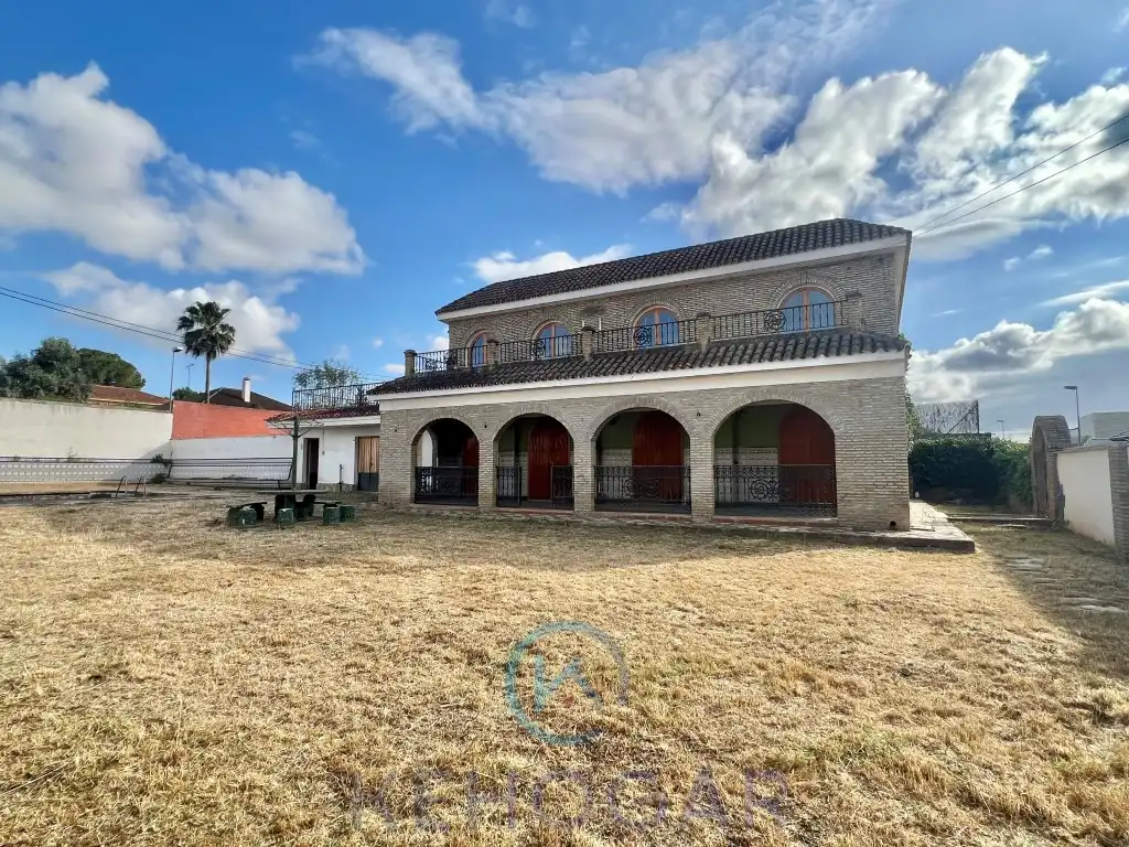 Vista exterior de Casa o xalet en venda en Dos Hermanas amb Piscina