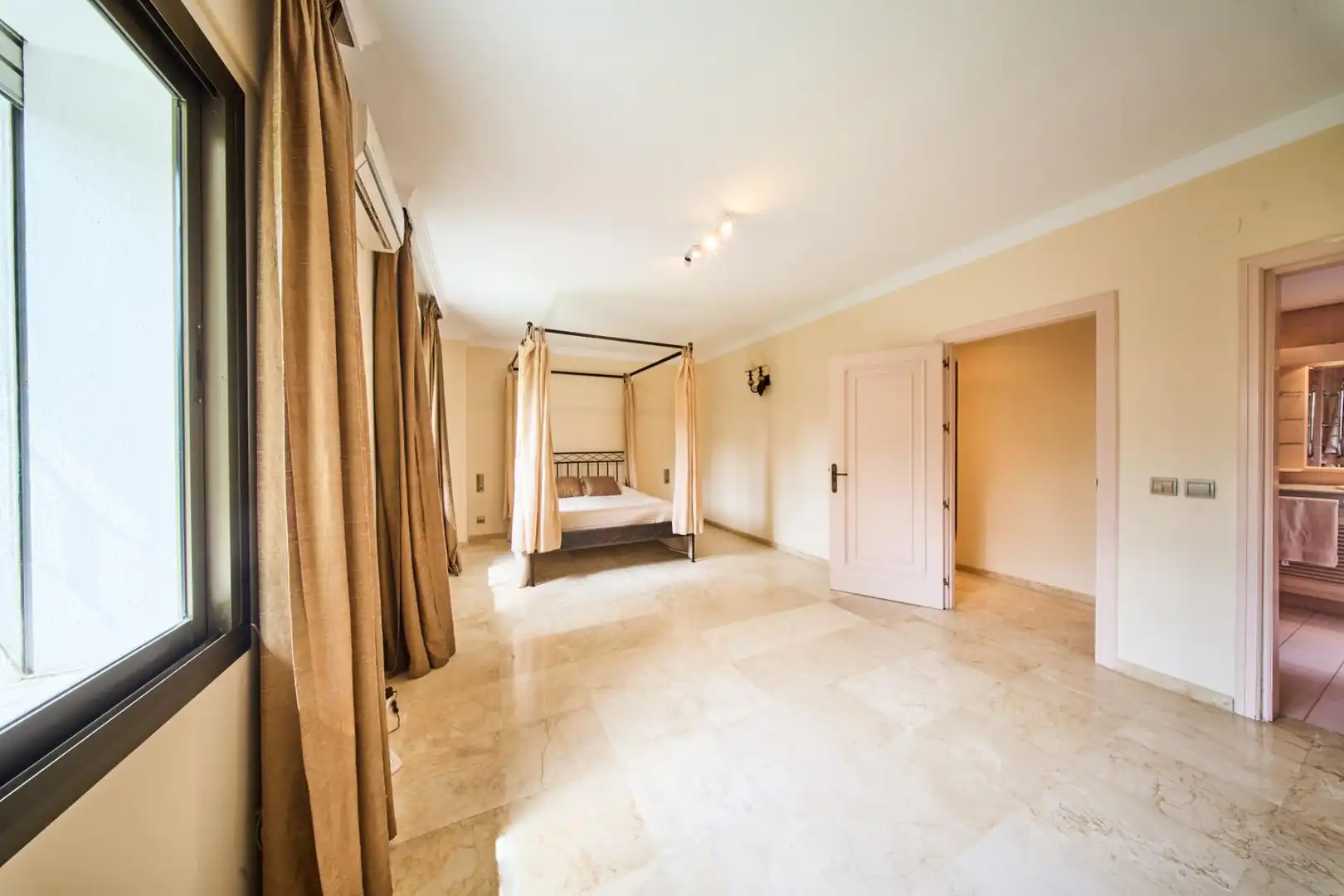 Habitación de Casa o chalet en venta en Marbella con Aire acondicionado, Calefacción y Jardín privado