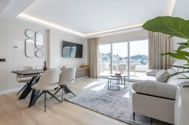 Sala de estar de Ático en venta en Marbella con Aire acondicionado, Calefacción y Jardín privado