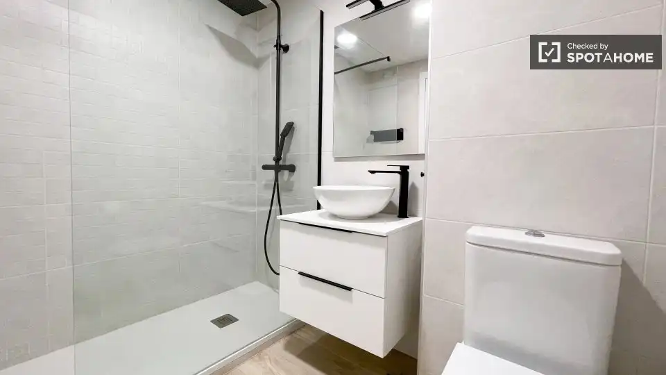 Bathroom of Flat for rent in Madrid  with Air Conditioner, Heating and Furnished