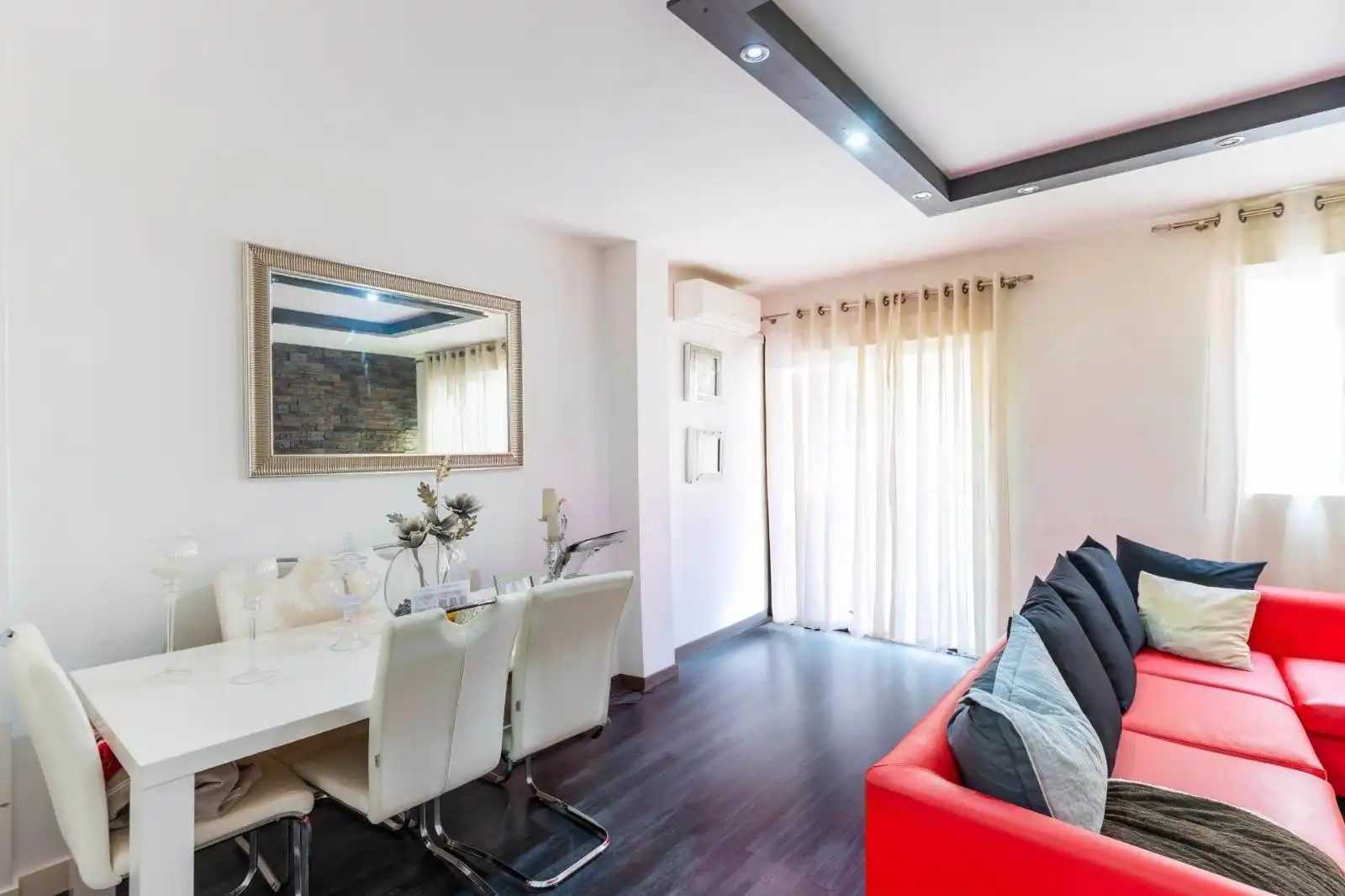 Sala d'estar de Casa adosada en venda en Roquetas de Mar amb Aire condicionat i Terrassa