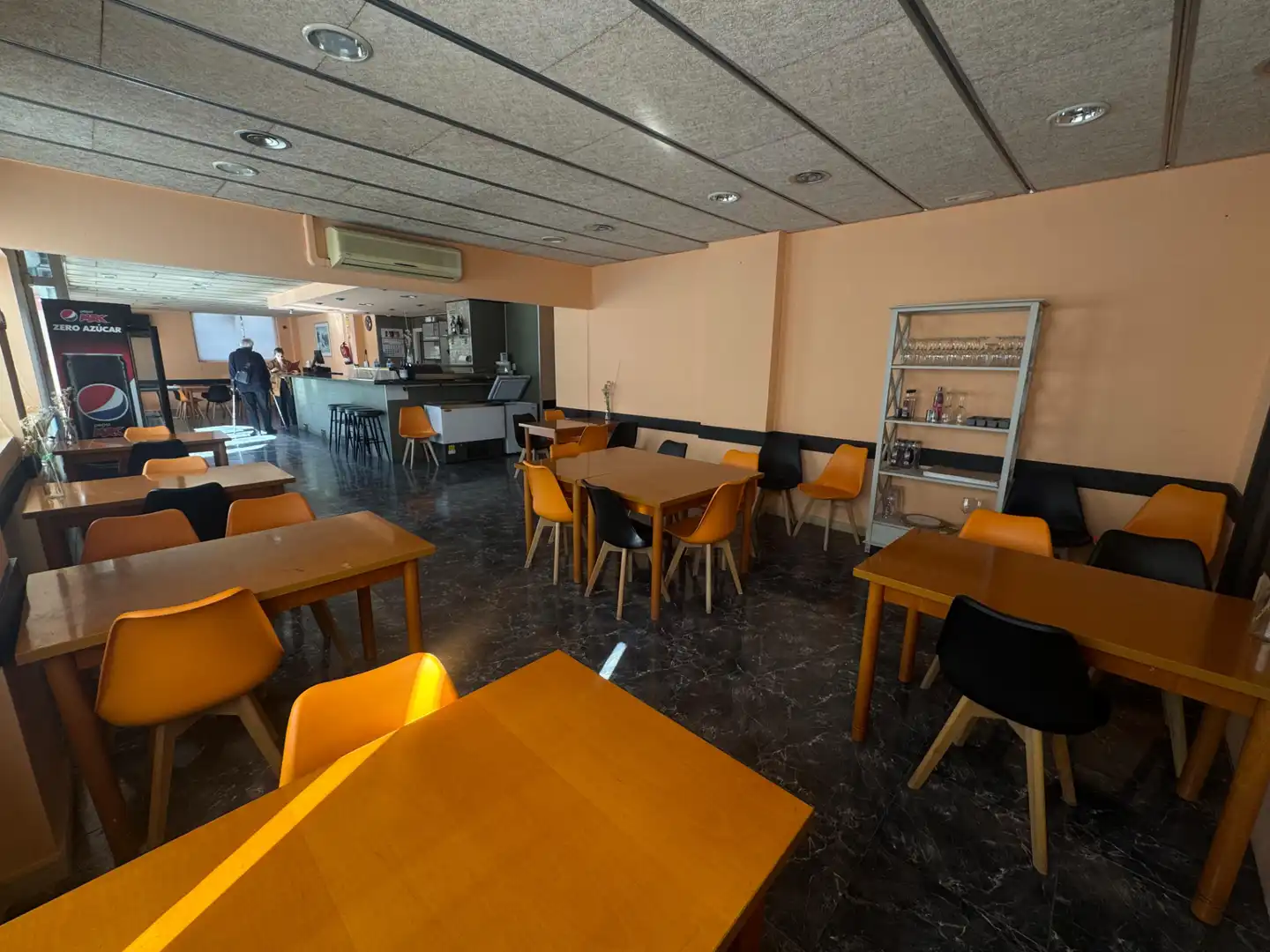 Local de alquiler en Vilanova i la Geltrú con Aire acondicionado, Calefacción y Amueblado