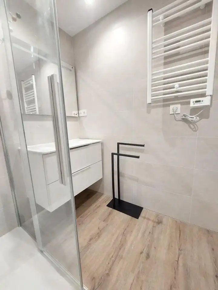 Badezimmer von Erdgeschoss zur Miete in Gijón  mit Heizung, Abstellraum und Möbliert