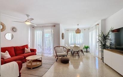 Sala d'estar de Apartament en venda en Estepona amb Aire condicionat, Terrassa i Piscina comunitària