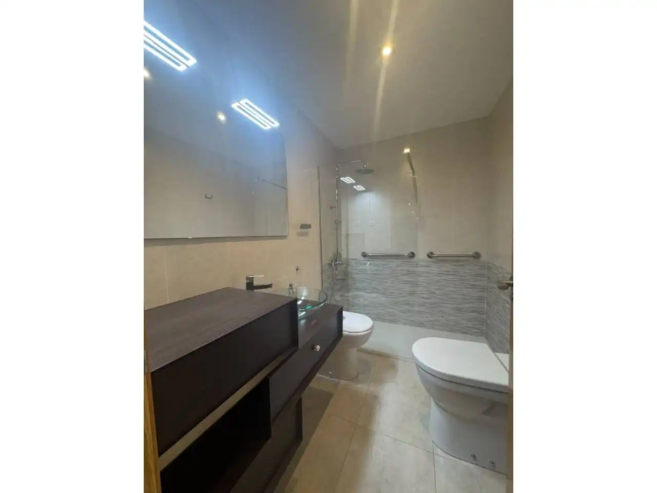 Baño de Piso en venta en Cartagena con Aire acondicionado, Calefacción y Balcón
