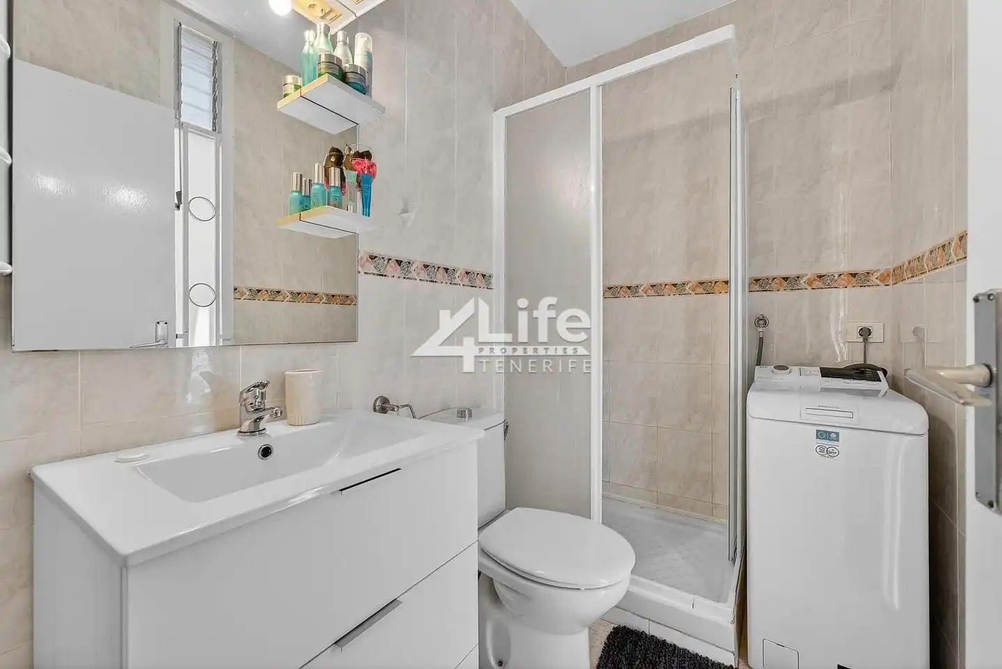 Baño de Piso en venta en Arona con Terraza y Amueblado