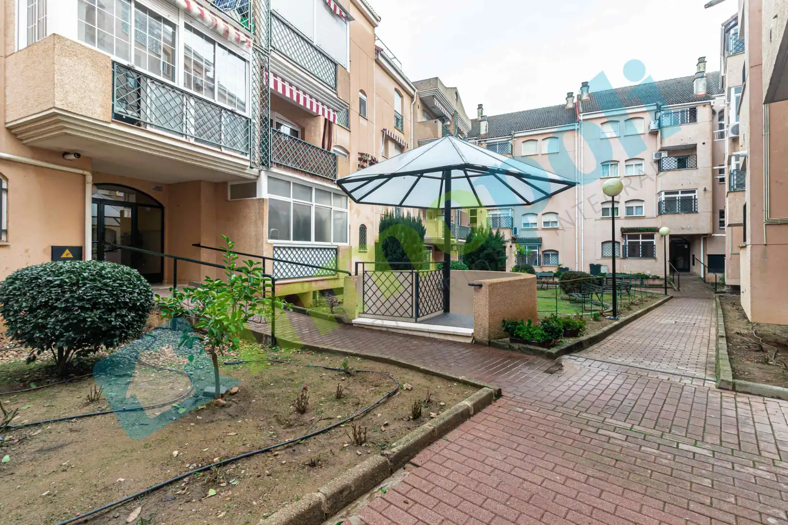 Außenansicht von Wohnung zum Verkauf in Badajoz mit Klimaanlage, Heizung und Privatgarten