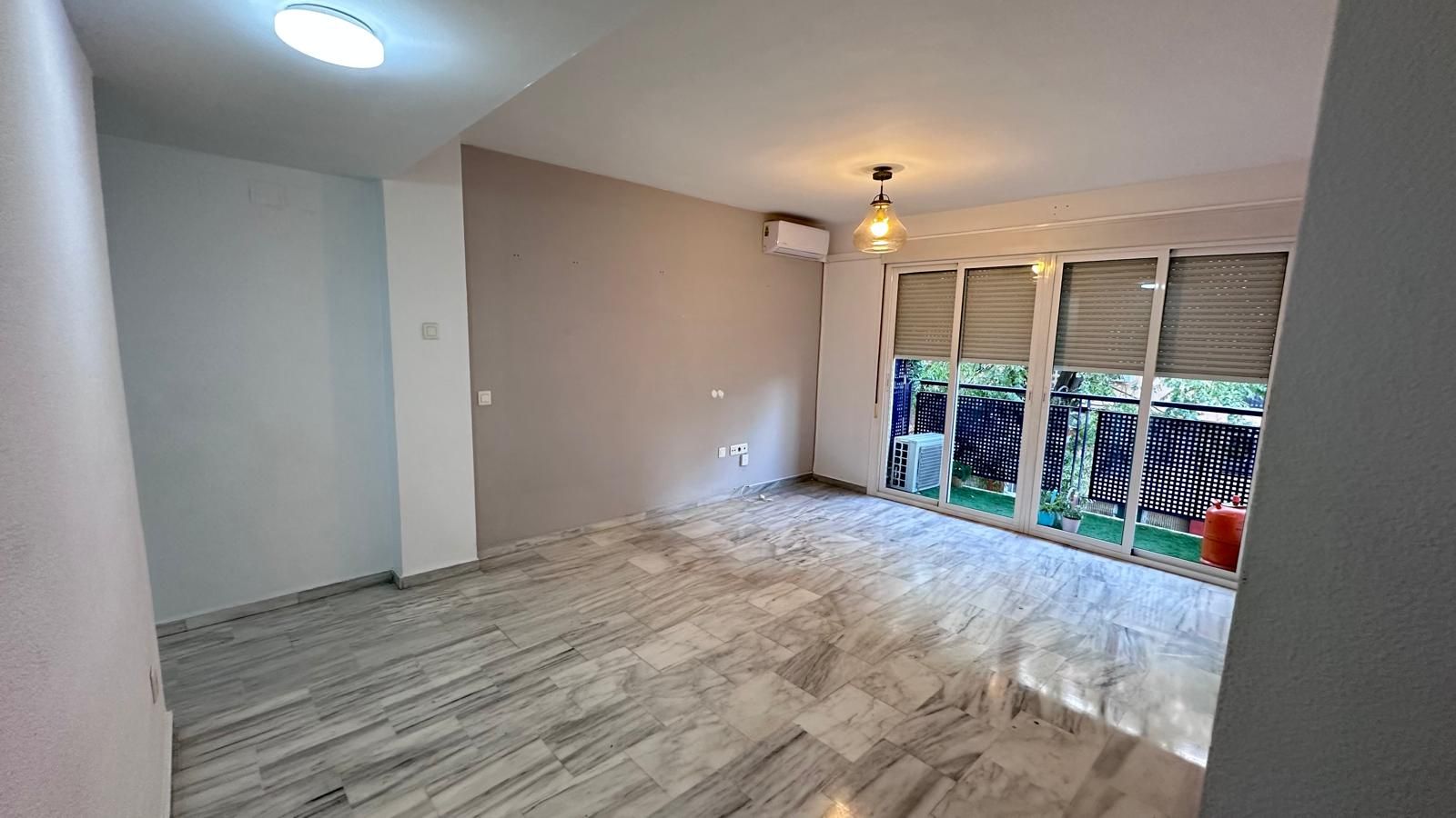 Sala d'estar de Pis en venda en Castilleja de la Cuesta amb Aire condicionat i Terrassa