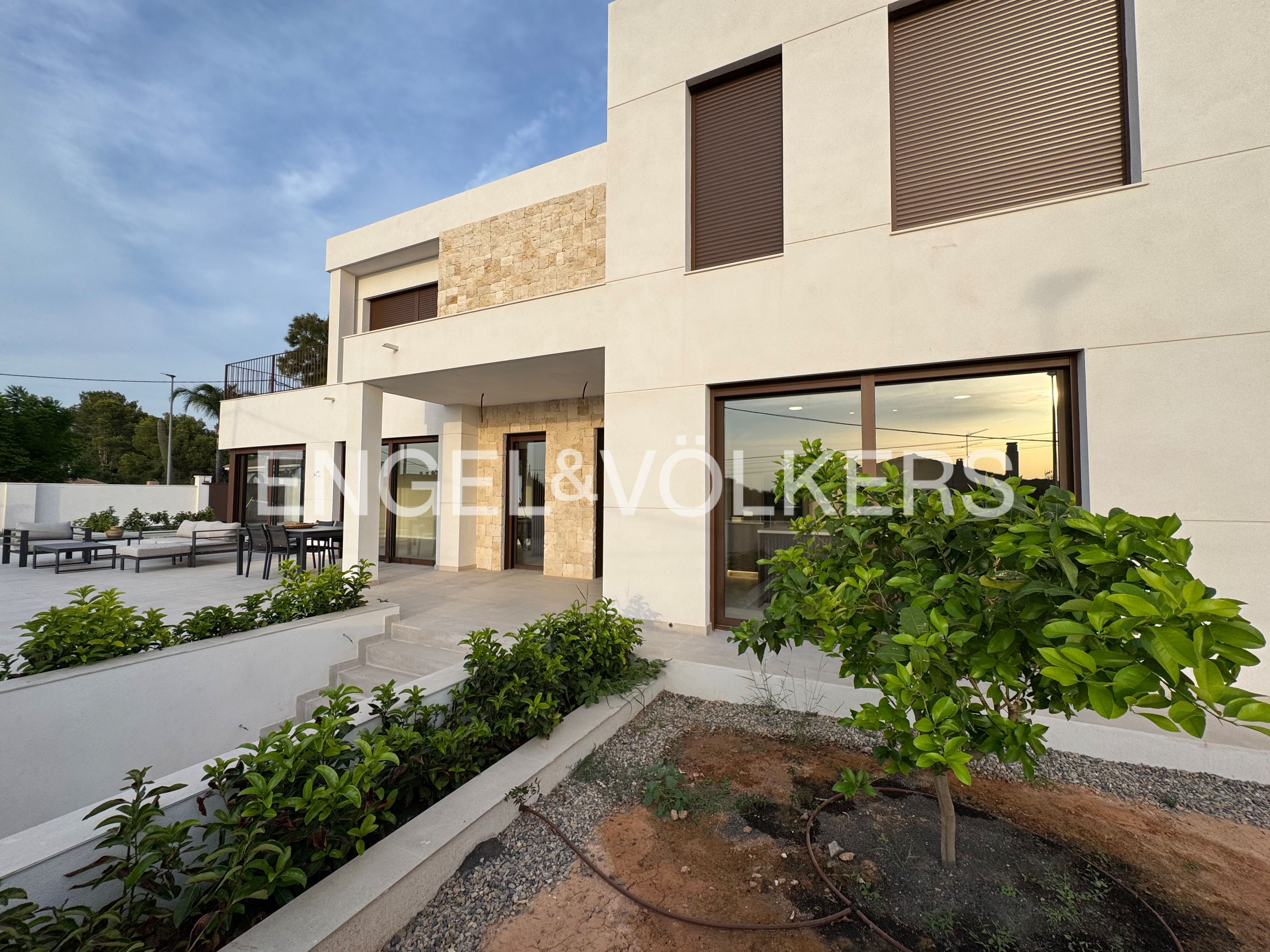 Vista exterior de Casa o chalet en venta en L'Eliana con Aire acondicionado, Calefacción y Jardín privado