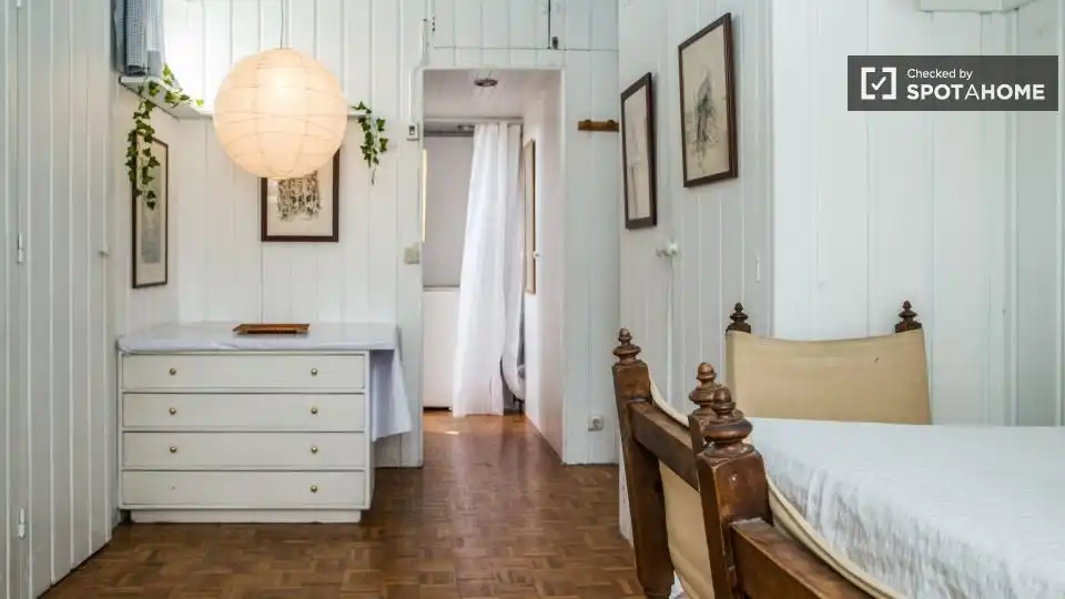 Room in Sant Gervasi- Galvany