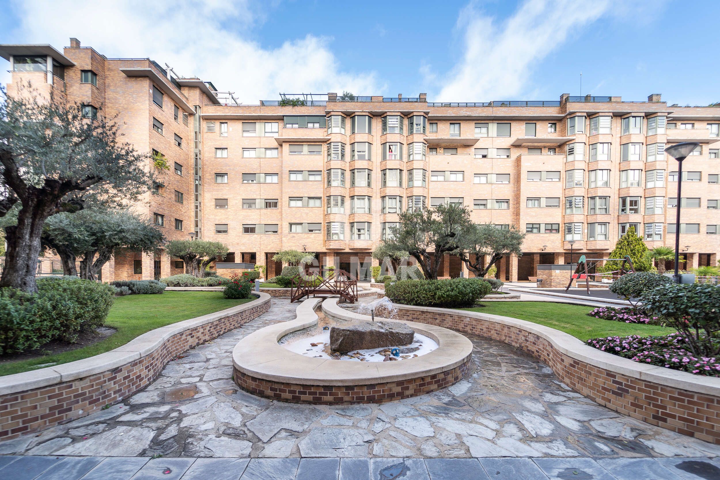 Exterior view of Duplex for sale in  Madrid Capital  with Heating, Private garden and Storage room