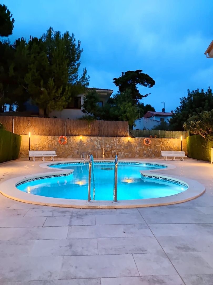 Piscina de Casa adosada en venda en Torredembarra amb Calefacció, Jardí privat i Terrassa