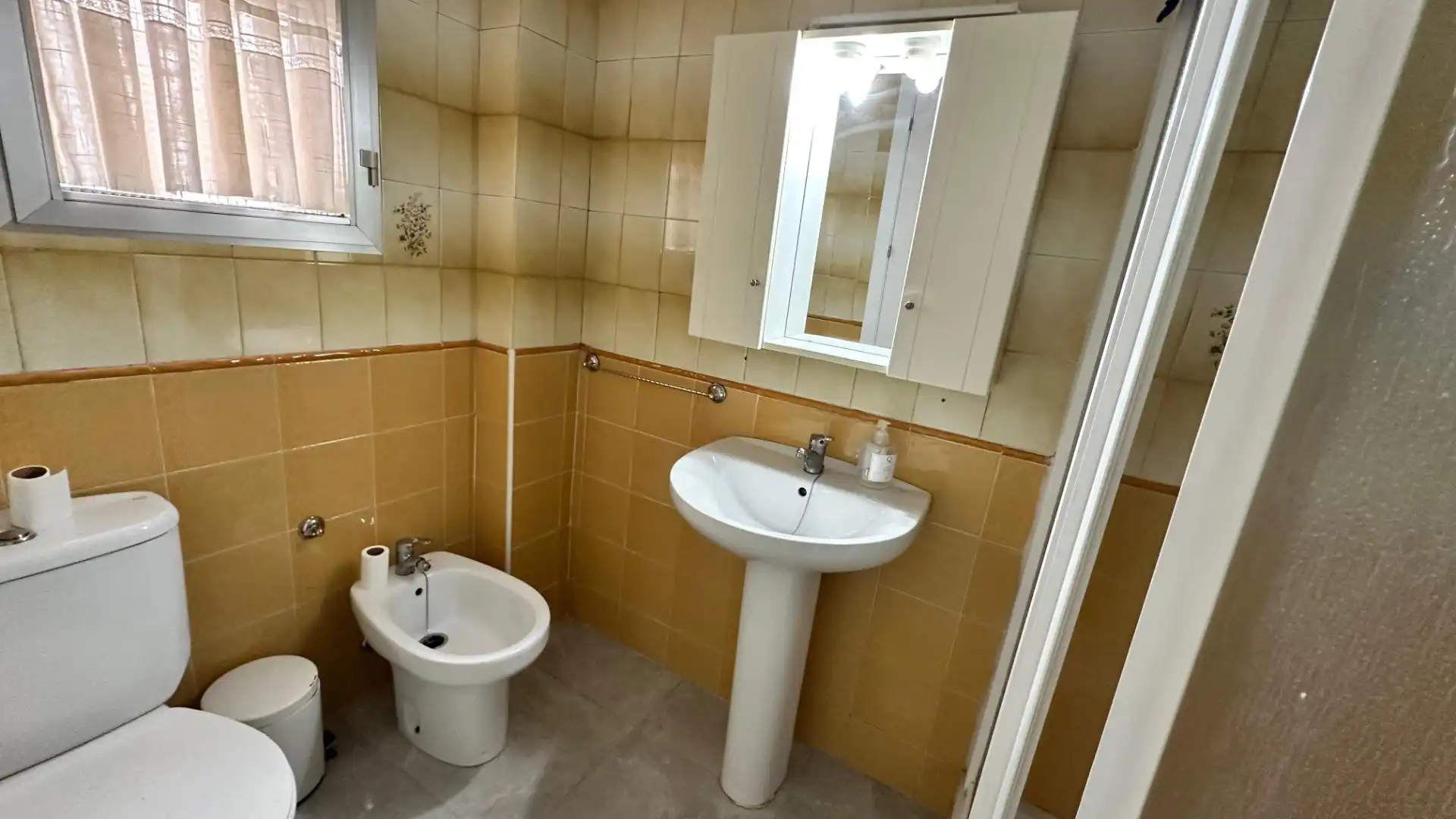 Baño de Piso para compartir en Sevilla con Balcón