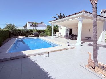 Detached house with pool for sale in Pueblo - Urbanizaciones