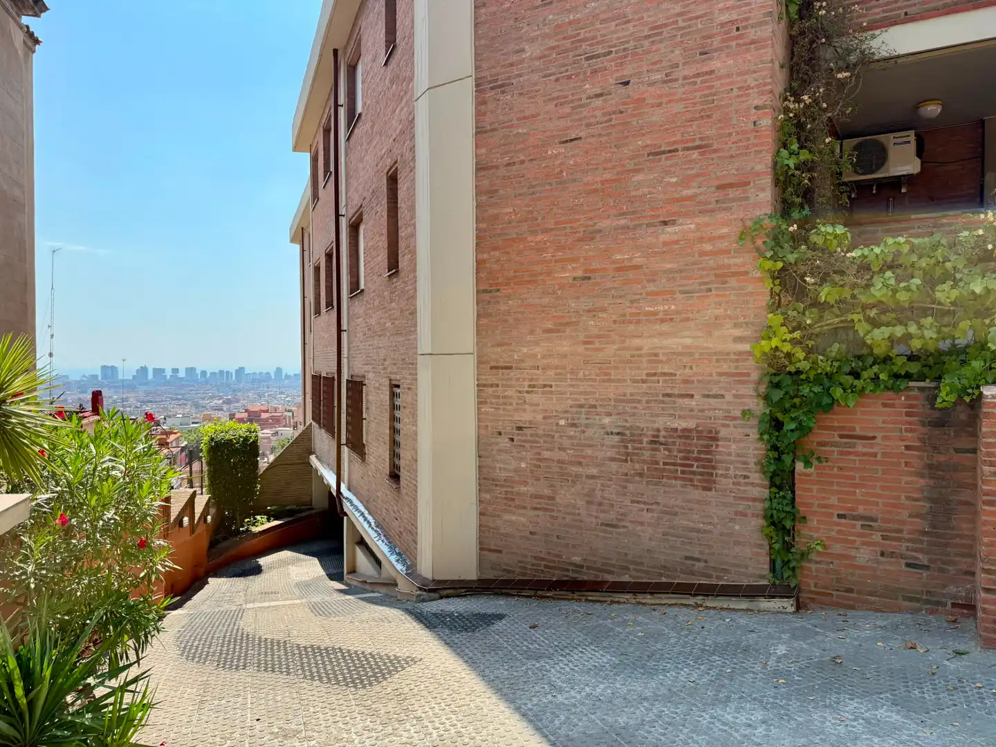 Vista exterior de Pis en venda en Barcelona amb Calefacció, Parquet i Terrassa