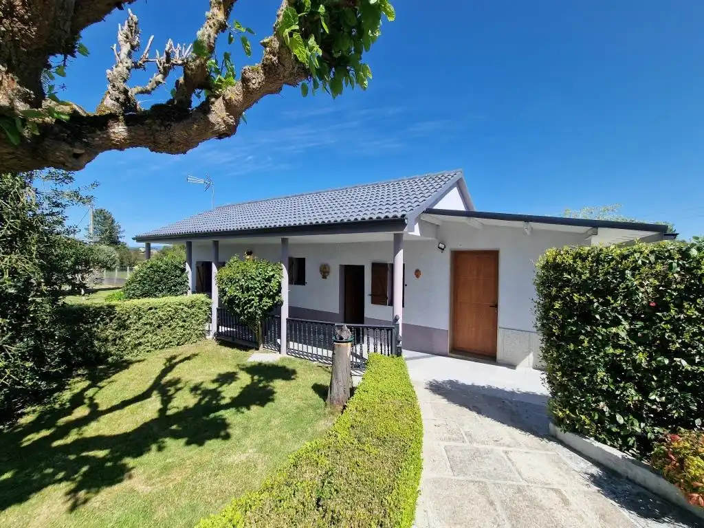 Vista exterior de Casa o chalet en venta en Ourense Capital  con Calefacción, Jardín privado y Parquet
