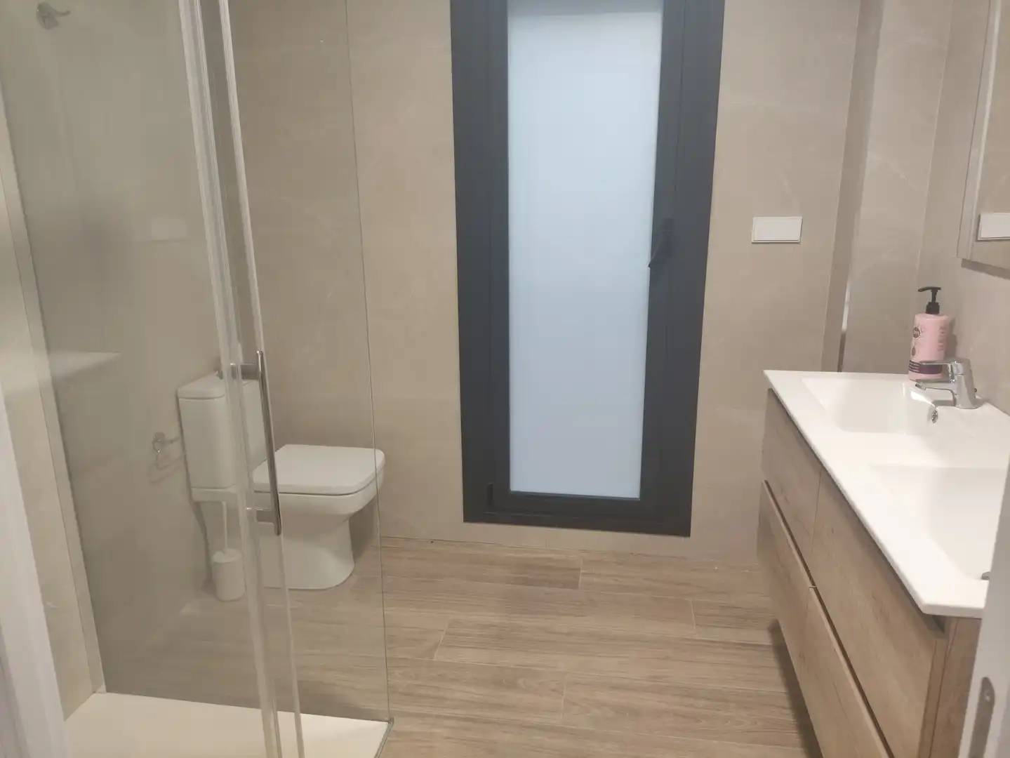 Baño de Piso de alquiler en Elche / Elx con Amueblado y Balcón