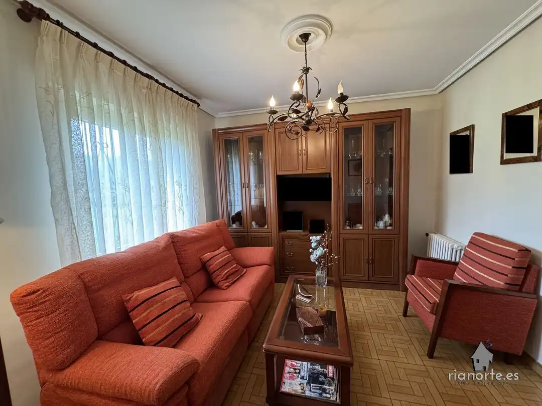 Sala de estar de Casa o chalet en venta en Oviedo  con Calefacción y Jardín privado