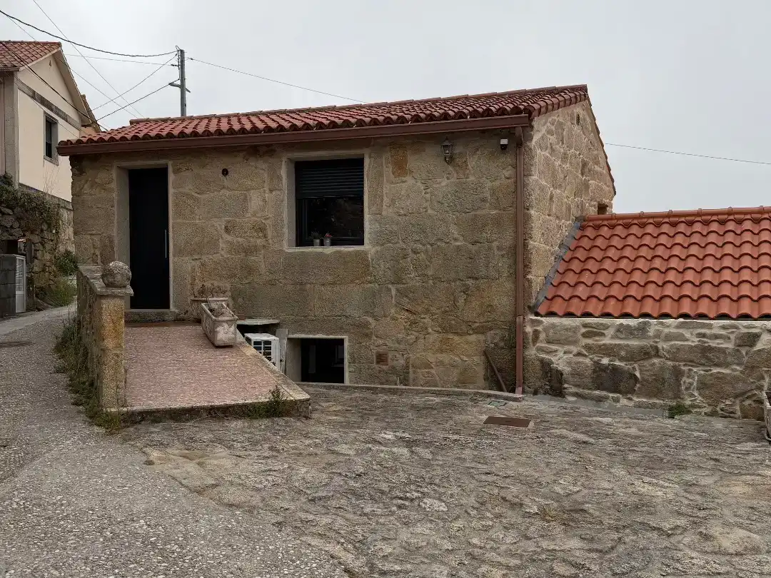 Vista exterior de Casa adosada en venda en Oia amb Aire condicionat