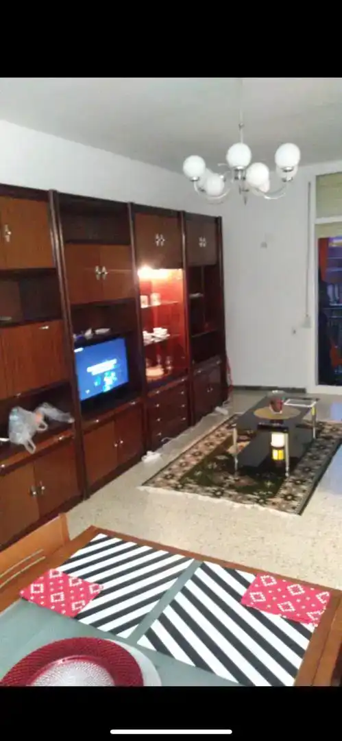 Sala de estar de Piso para compartir en Esplugues de Llobregat con Jardín privado, Piscina y Amueblado