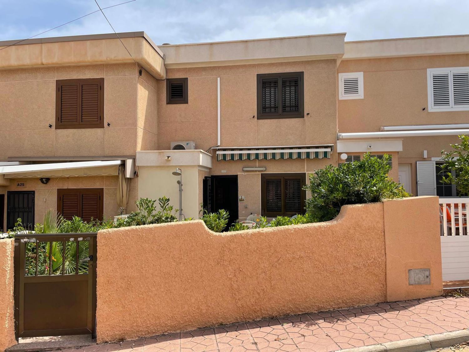 Vista exterior de Casa adosada en venda en Torrevieja amb Aire condicionat, Calefacció i Terrassa