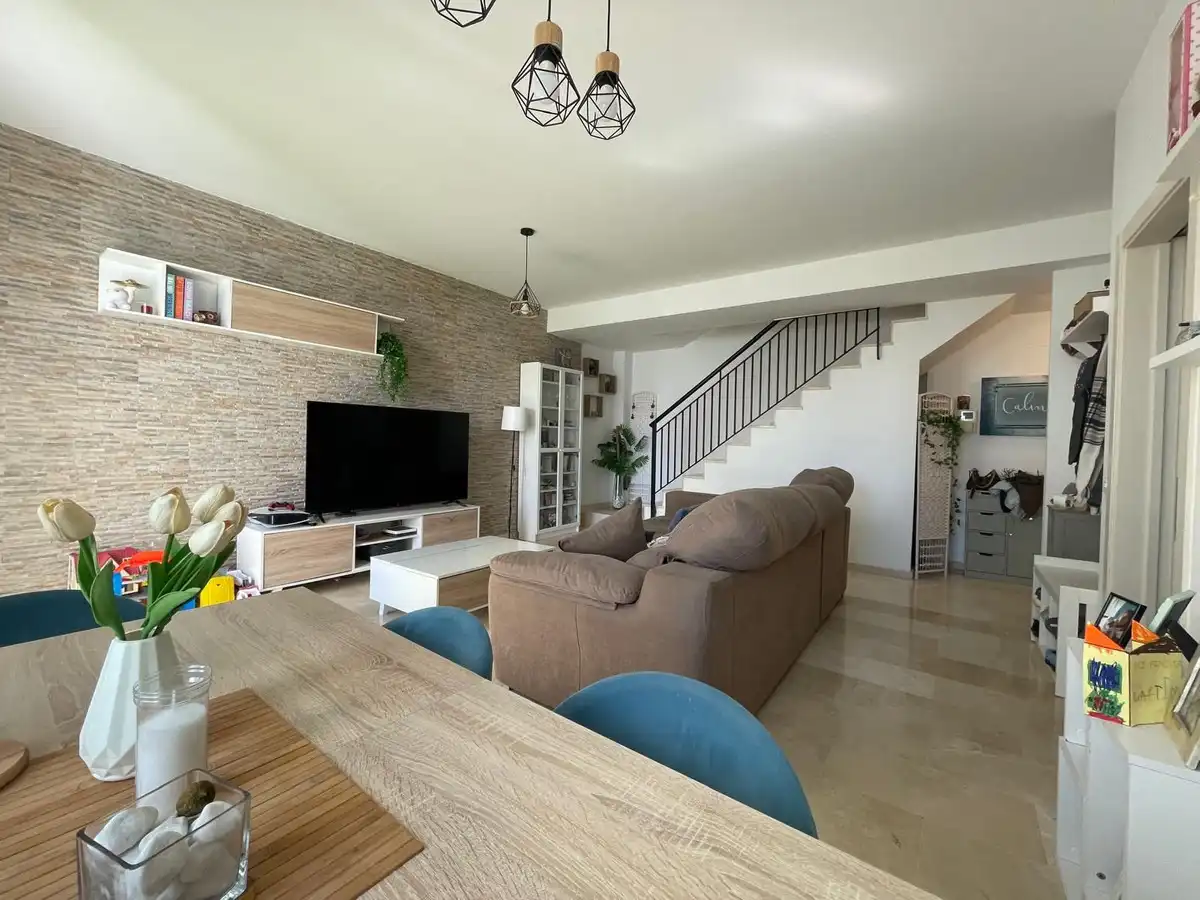 Sala d'estar de Dúplex en venda en Estepona amb Aire condicionat, Jardí privat i Terrassa