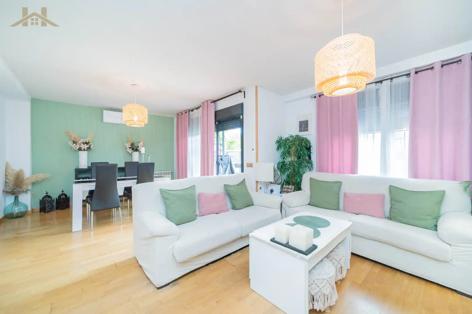 Sala d'estar de Casa adosada en venda en Valdemoro amb Aire condicionat, Calefacció i Jardí privat