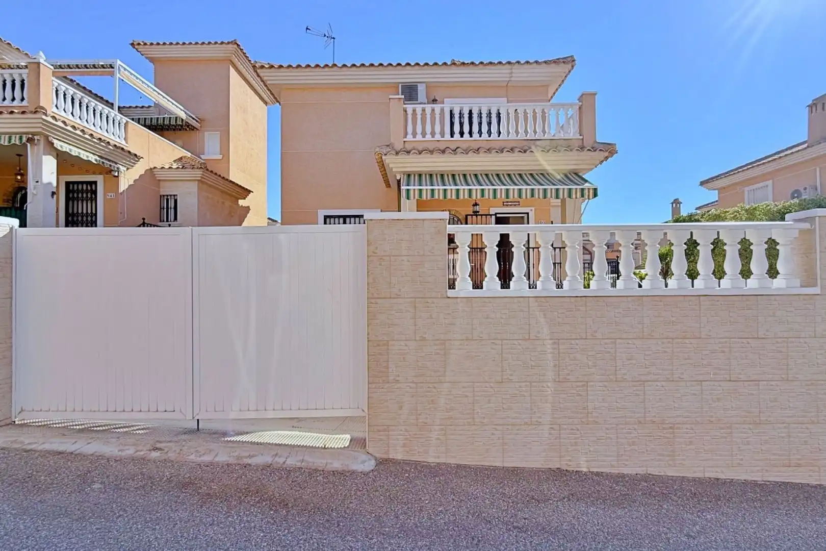 Vista exterior de Casa o xalet en venda en Orihuela amb Calefacció, Jardí privat i Terrassa