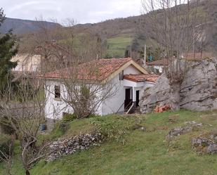 Vista exterior de Finca rústica en venda en Teverga amb Calefacció, Jardí privat i Moblat