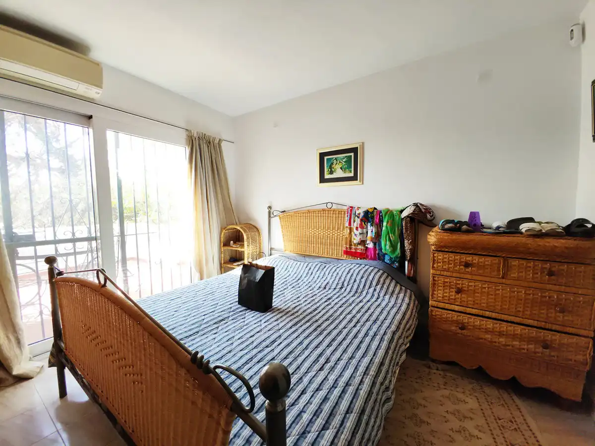Dormitori de Casa o xalet en venda en Estepona amb Aire condicionat, Jardí privat i Terrassa