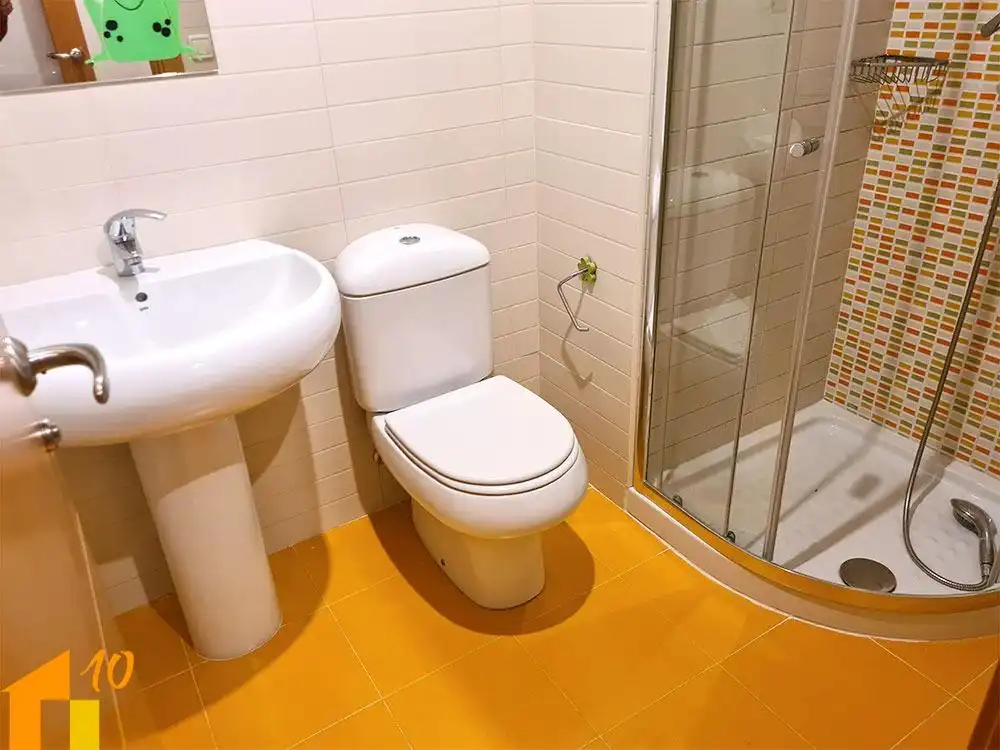 Baño de Piso de alquiler en Burgos con Calefacción y Trastero