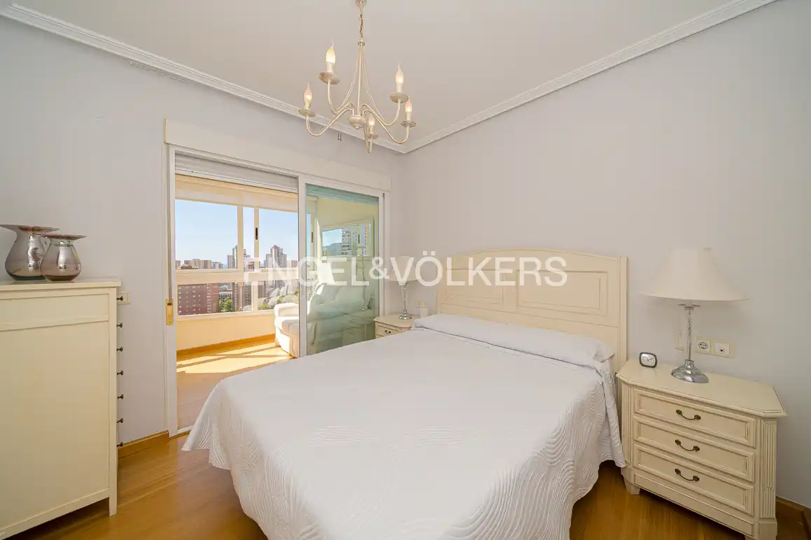 Habitación de Apartamento en venta en Benidorm con Aire acondicionado, Trastero y Amueblado