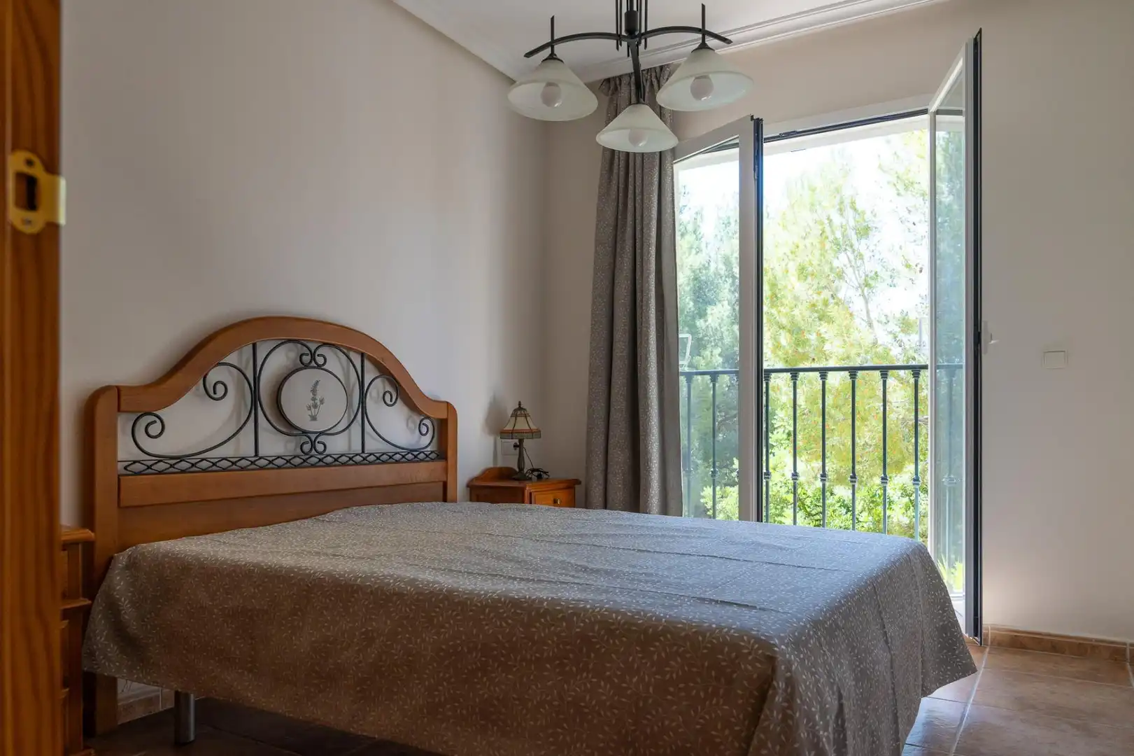 Schlafzimmer von Einfamilien-Reihenhaus zum Verkauf in Altea mit Klimaanlage, Heizung und Privatgarten