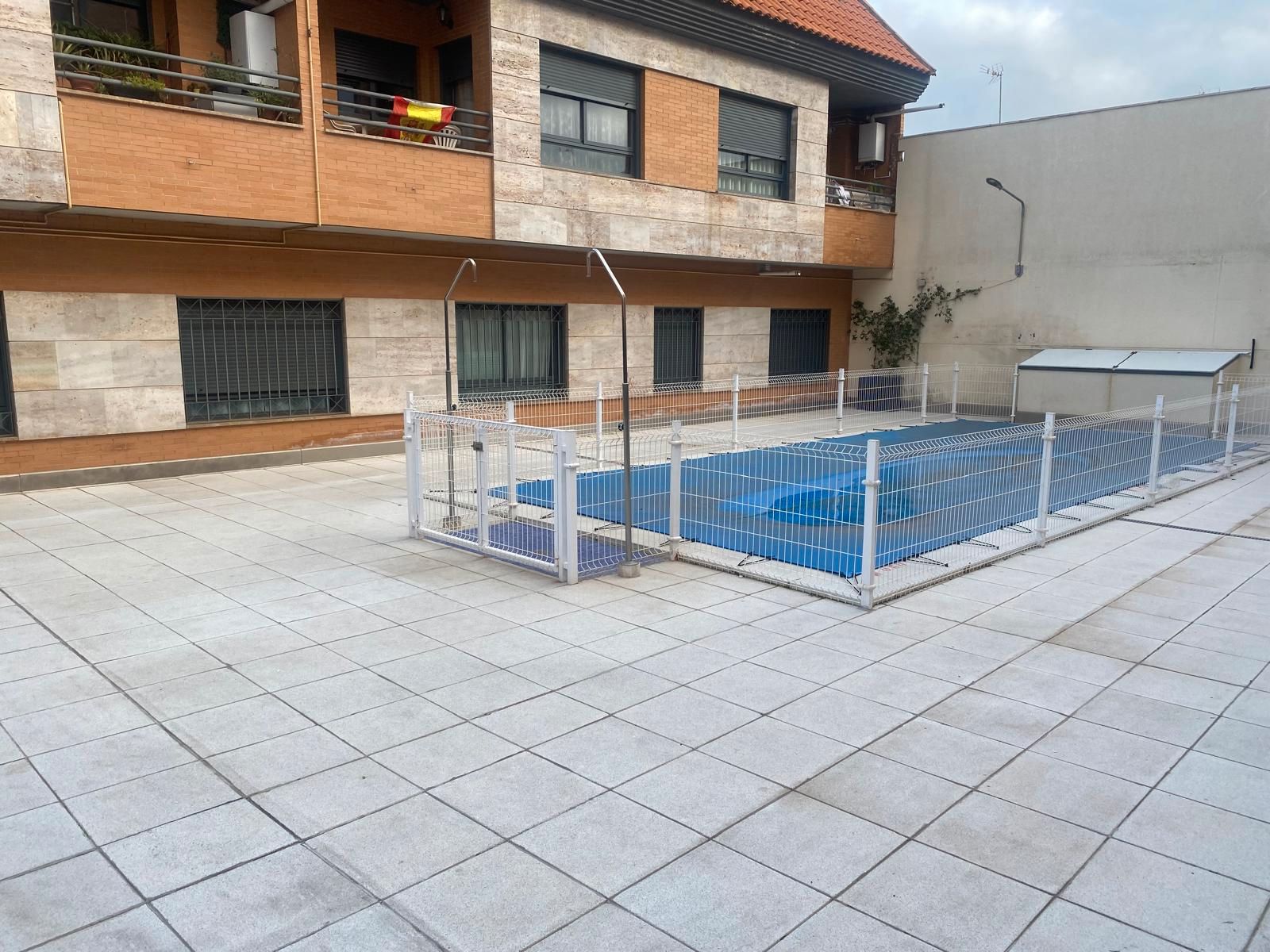 Piscina de Dúplex en venta en Ciudad Real Capital con Calefacción, Terraza y Piscina comunitaria