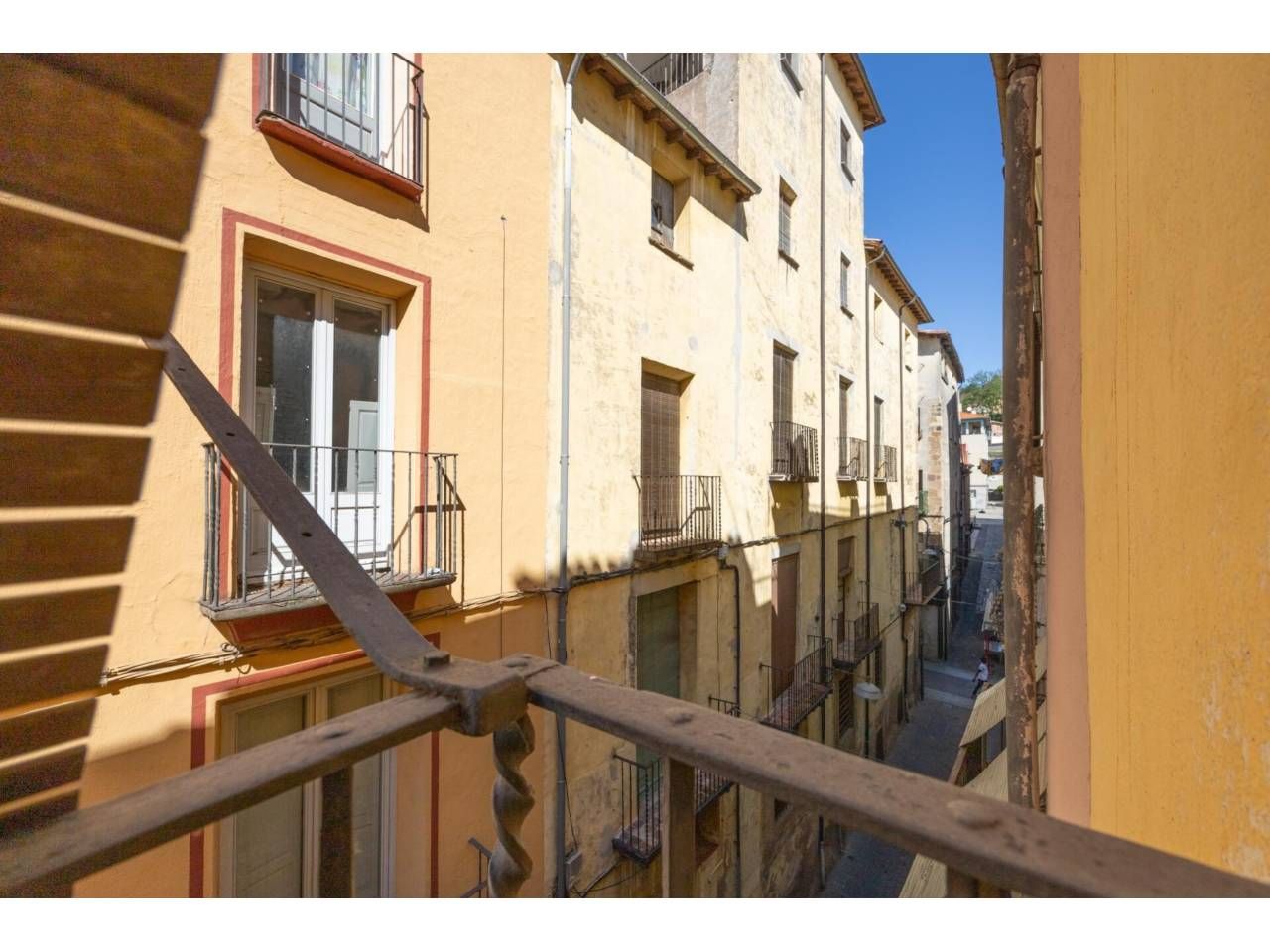 Vista exterior de Edifici en venda en Olot