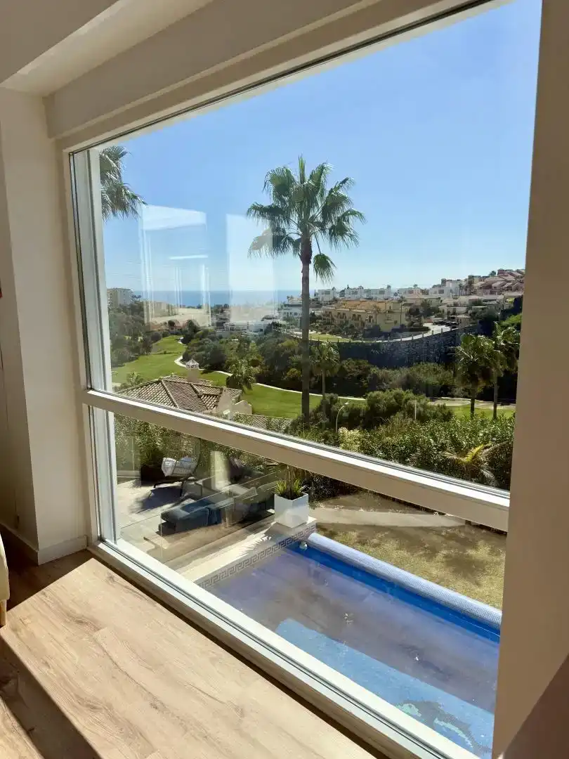 Vista exterior de Casa o xalet en venda en Mijas amb Aire condicionat, Piscina i Balcó