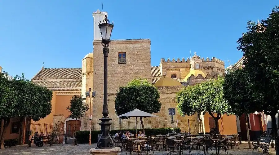 Außenansicht von Wohnung zur Miete in Sevilla mit Klimaanlage, Heizung und Möbliert