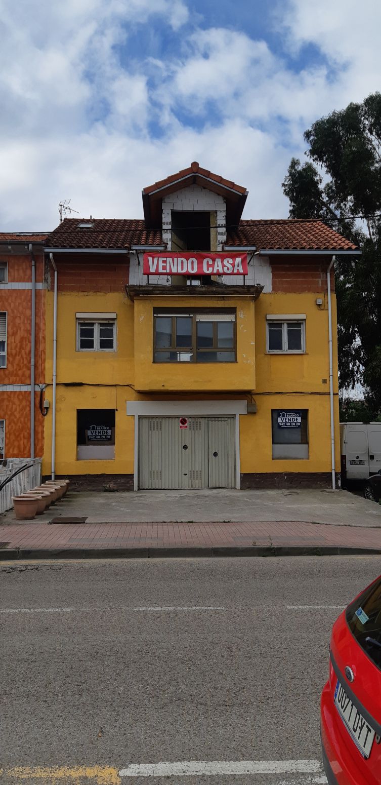 Vista exterior de Casa o xalet en venda en Torrelavega  amb Balcó
