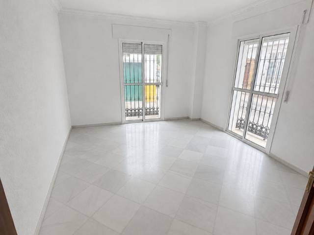 Local comercial en Alquiler en Calle Mariana de Pineda, 18 en La Pastora - La Estación