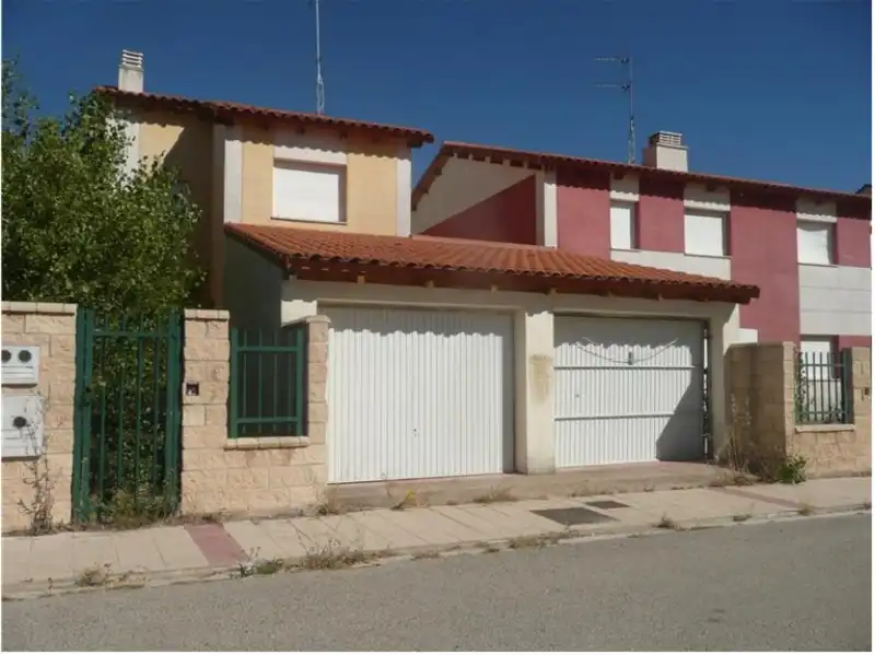 Vista exterior de Casa adosada en venda en Cardeñadijo amb Jardí privat