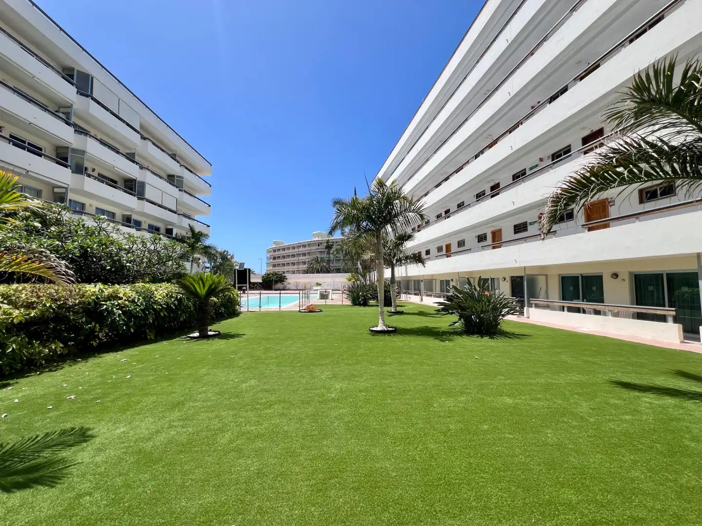 Vista exterior de Apartament en venda en San Bartolomé de Tirajana amb Aire condicionat, Jardí privat i Moblat