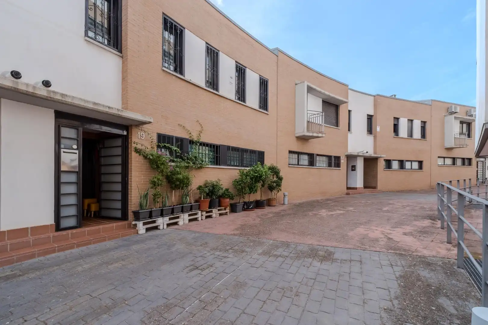 Vista exterior de Casa adosada en venta en Carabanchel