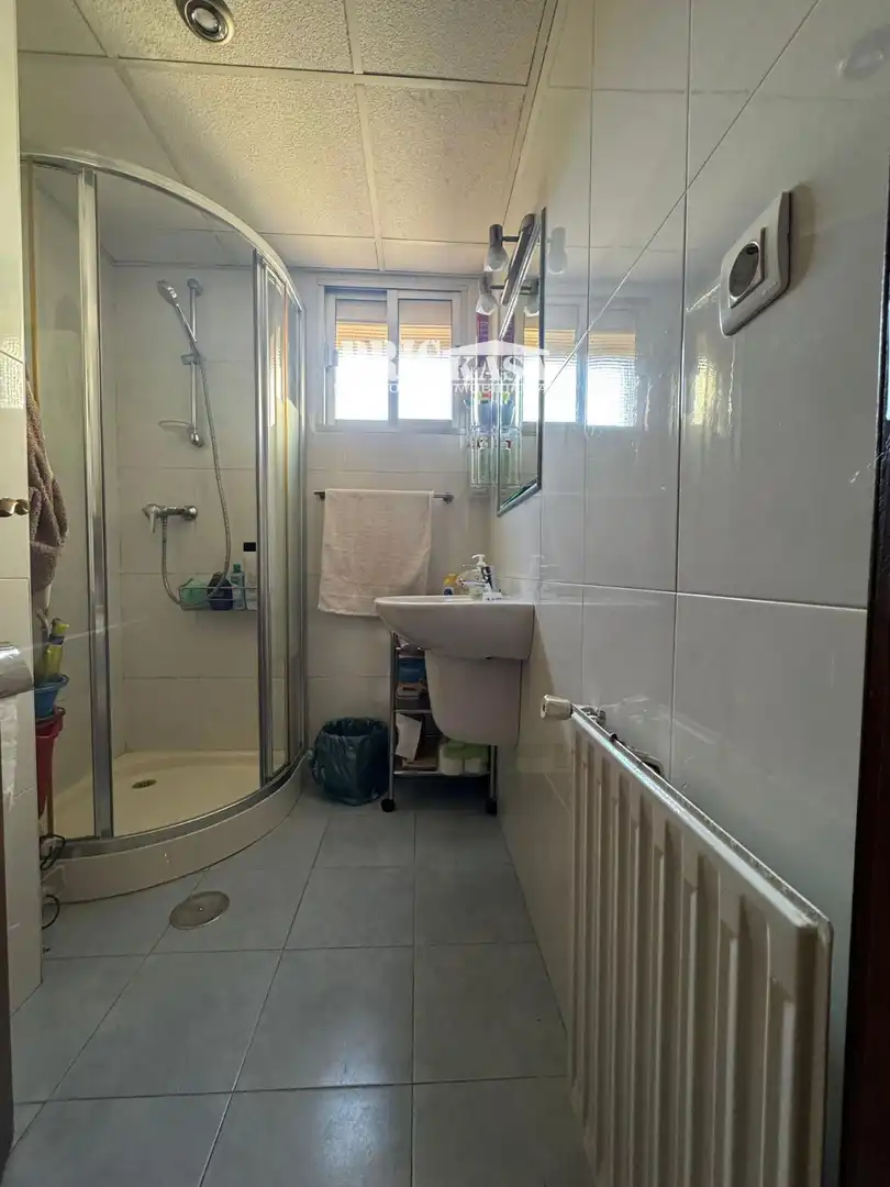 Badezimmer von Dachboden zum Verkauf in Cáceres mit Heizung und Terrasse