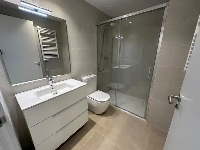 Baño de Piso de alquiler en Badalona con Calefacción y Balcón