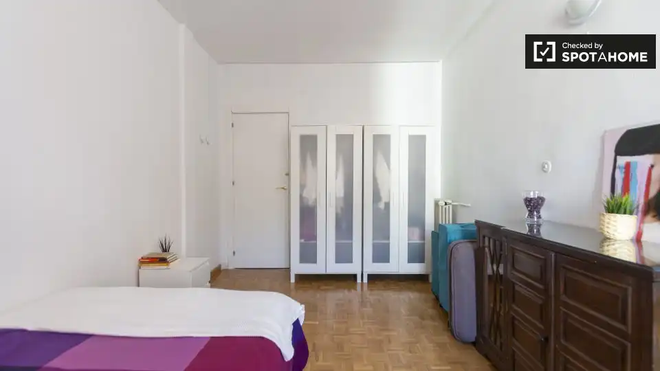 Bedroom of Flat for rent in Madrid  with Air Conditioner, Heating and Furnished