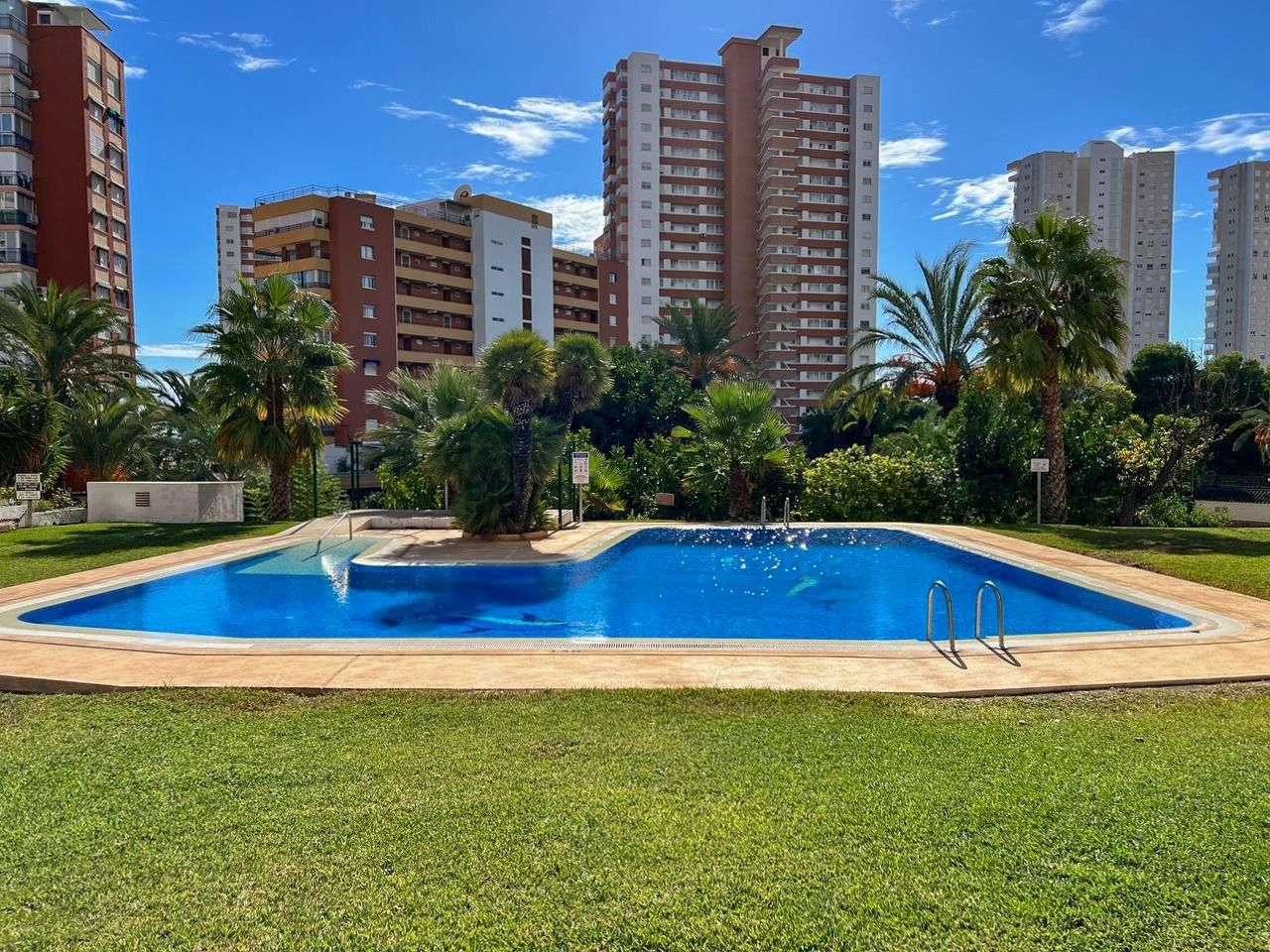 Piscina de Apartamento en venta en Benidorm con Aire acondicionado, Calefacción y Jardín privado